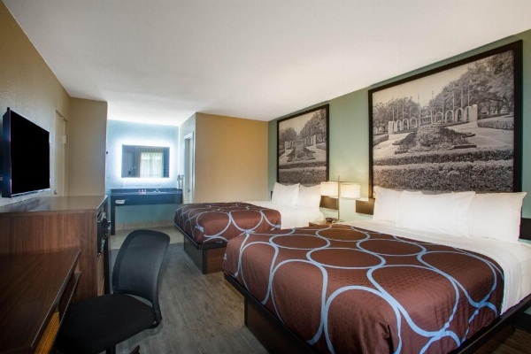 Super 8 by Wyndham Mobile I-65 image 19