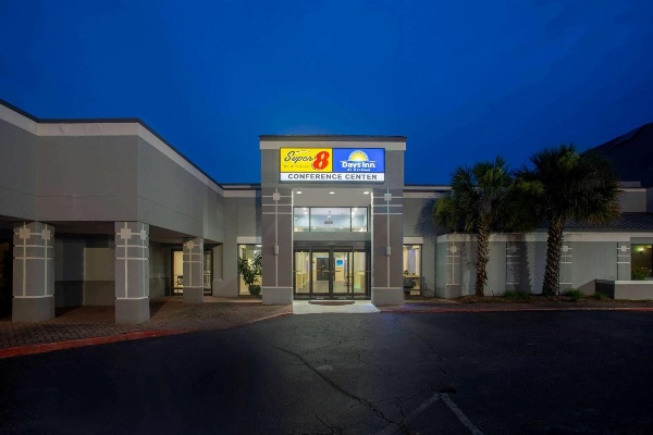 Super 8 by Wyndham Mobile I-65 image 3
